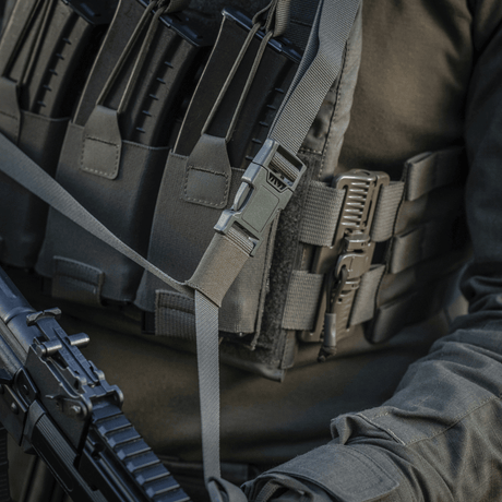 Nærbillede af M-Tac Våbenbælte med Tre Punkter på soldat i taktisk udrustning, designet til intense ildkampe og urbane missioner.
