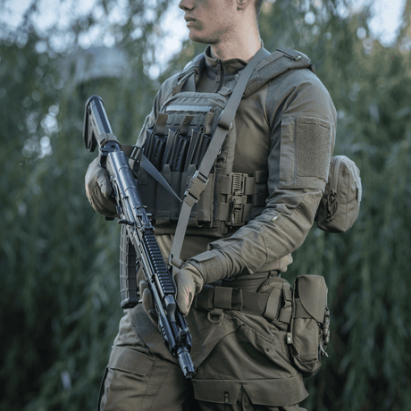 Taktisk situation med M-Tac Våbenbælte med Tre Punkter for patruljering, konvojopgaver og lange raid-transporter, set i urbane forhold.