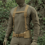M-Tac Skulderstropper til taktisk bælte Elite monteret på kamouflageuniform for øget bærekomfort i det fri.