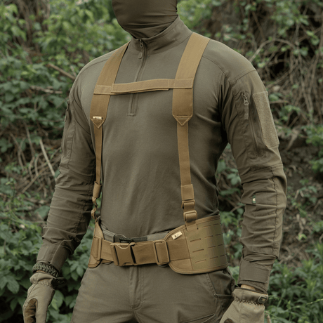 M-Tac Skulderstropper til taktisk bælte Elite monteret på kamouflageuniform for øget bærekomfort i det fri.
