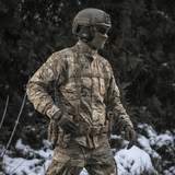 Person i camouflagetøj og taktisk udstyr med M-Tac Skulderstropper til taktisk bælte Elite i en naturlig skovomgivelse.