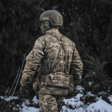 Person i camouflageuniform med M-Tac Skulderstropper til taktisk bælte Elite.