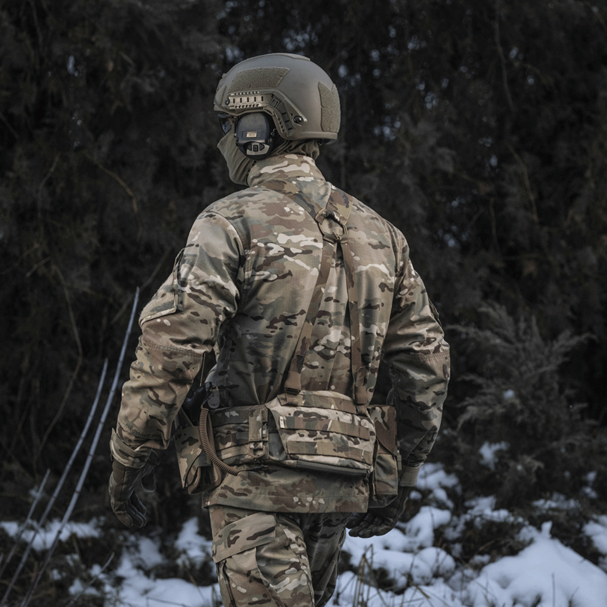 Person i camouflageuniform med M-Tac Skulderstropper til taktisk bælte Elite.