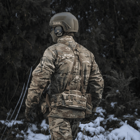 Person i camouflageuniform med M-Tac Skulderstropper til taktisk bælte Elite.
