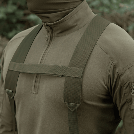 M-Tac Skulderstropper til taktisk bælte Elite monteret på militæruniform, justerbare i længden for øget komfort og støtte.