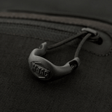 Lukning af M-Tac organizer pouch Elite, viser detalje af lynlåsstrop i sort materiale, ideel til taktisk udstyr.