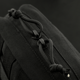 Detalje af lynlås på M-Tac organizer pouch Elite med M.O.L.L.E.-system og paracord til udendørs brug.