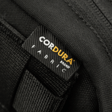 Nærbillede af CORDURA-mærket på M-Tac organizer pouch Elite, der fremhæver stoffets holdbarhed og kvalitet for taktisk brug.