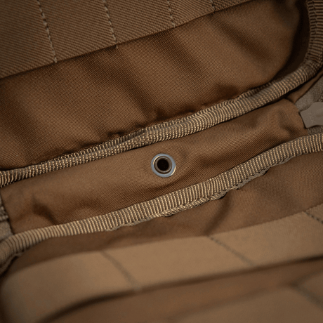 M-Tac organizer pouch Elite med MOLLE-system og 90 graders åbning, designet til taktiske brug og nødsituationer. Tæt op af indre funktioner.