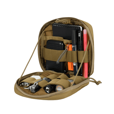 M-Tac organizer pouch Elite i sandfarve med plads til førstehjælpsudstyr, EDC-udstyr og nødudstyr, fastgjort med M.O.L.L.E.-systemet.
