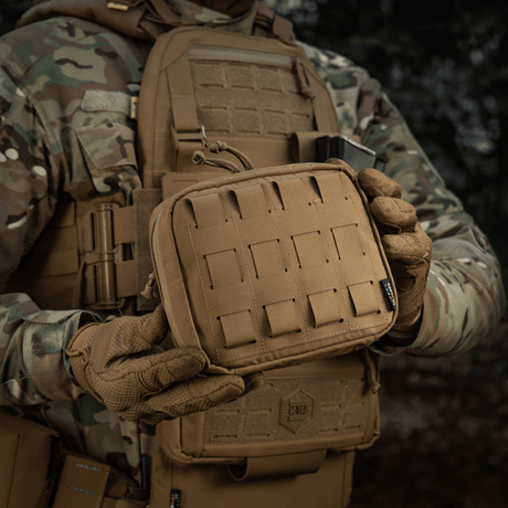 M-Tac organizer pouch Elite monteret på taktisk vest med M.O.L.L.E.-system, ideel til værktøjer og førstehjælpsudstyr.