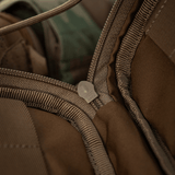 Nærbillede af lynlås på M-Tac organizer pouch Elite, en taktisk taske til EDC-udstyr med M.O.L.L.E.-systemfæstning.