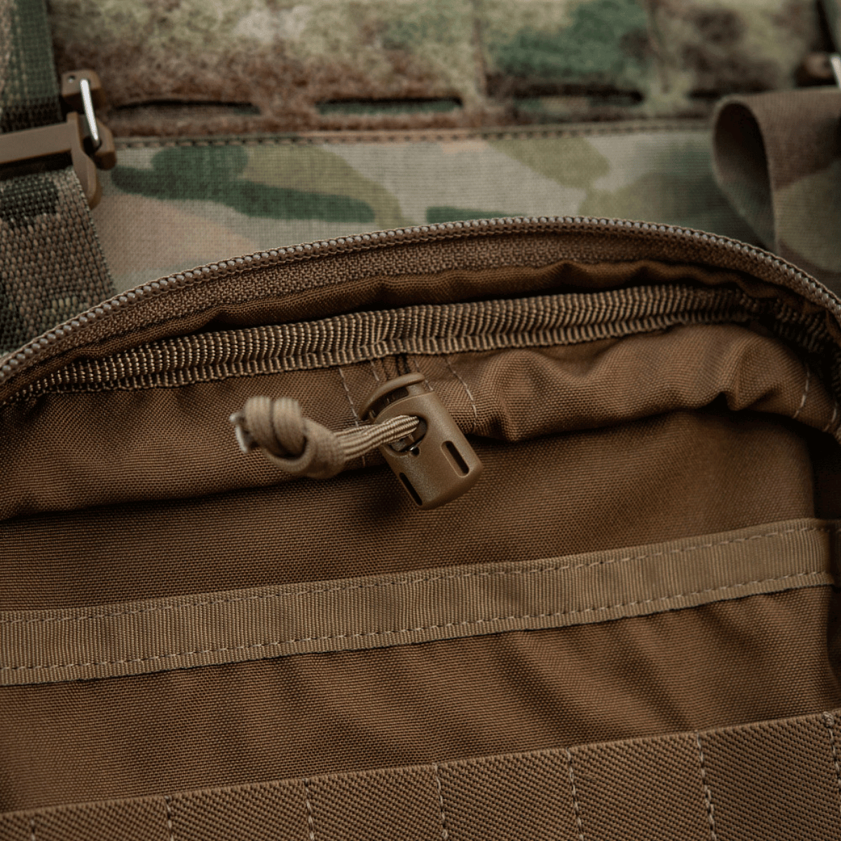 M-Tac organizer pouch Elite set fastgjort til en rygsæk via M.O.L.L.E.-systemet, med detalje af åbne mekanisme, 90 graders åbning.