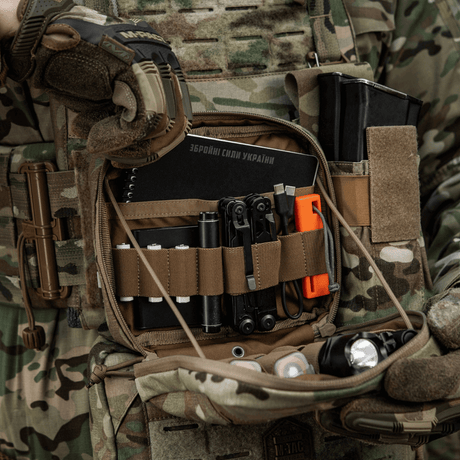 Alt Tag: M-Tac organizer pouch Elite i brug med taktisk udstyr, fastgjort til en vest via M.O.L.L.E. systemet, åben ved 90 grader.