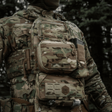 M-Tac organizer pouch Elite fastgjort til en taktisk vest i skovkamuflage, designet til at bære førstehjælpsudstyr og EDC-sæt.