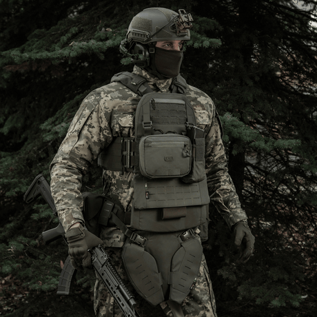 Soldat iklædt kamuflageudstyr med M-Tac organizer pouch Elite i skovmiljø.