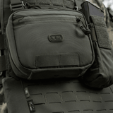 M-Tac organizer pouch Elite fastgjort til taktiske vest via M.O.L.L.E.-systemet, ideel til bæring af nødudstyr og EDC-sæt. Holdbar og praktisk.