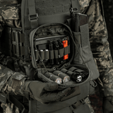 M-Tac organizer pouch Elite til taktik og udstyr, fastgjort med MOLLE-system, klar med førstehjælps- og EDC-sæt tilfeltbrug.
