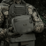 M-Tac organizer pouch Elite monteret på taktisk vest med M.O.L.L.E.-system til førstehjælp og EDC-brug. Robust design med paracord-fastgørelse.