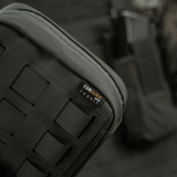 M-Tac organizer pouch Elite med M.O.L.L.E.-system på en sort baggrund, universal taktisk holder i slidstærkt Cordura-stof.