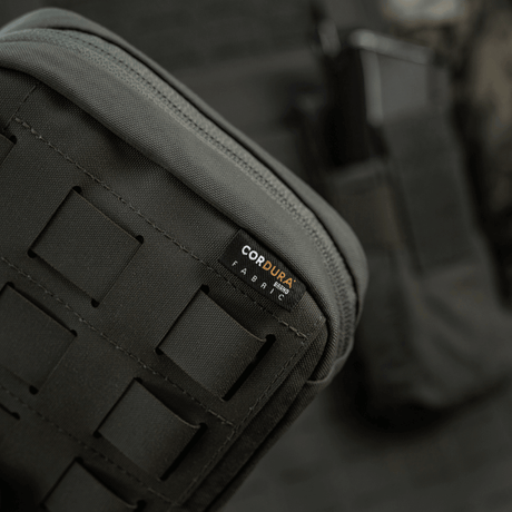 M-Tac organizer pouch Elite med M.O.L.L.E.-system på en sort baggrund, universal taktisk holder i slidstærkt Cordura-stof.