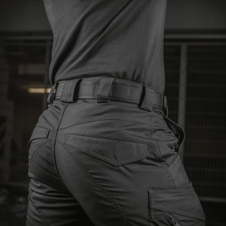 M-Tac Cobra Buckle Taktisk Bælte Gen. II monteret på taktiske bukser, ideelt til militært brug og aktiv livsstil.