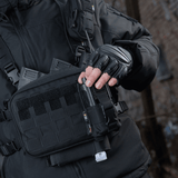 M-Tac Radio Pouch Motorola 4400/4800 i brug med MOLLE-systemet og nem adgang til kontrollerne på radiotasken.