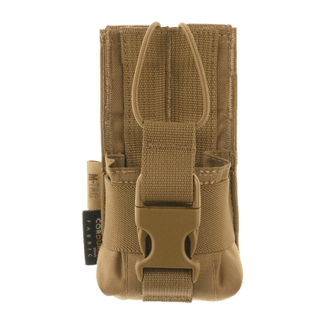 M-Tac Radio Pouch Motorola 4400/4800 i Coyote Brown med MOLLE-system for enkel adgang til radioens kontroller.