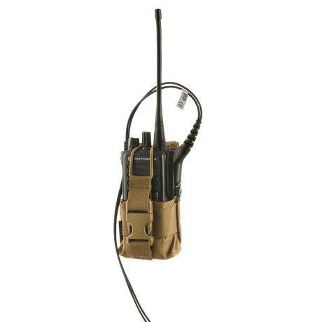 M-Tac Radio Pouch Motorola 4400/4800 monteret med bærbar radio gennem MOLLE-systemet