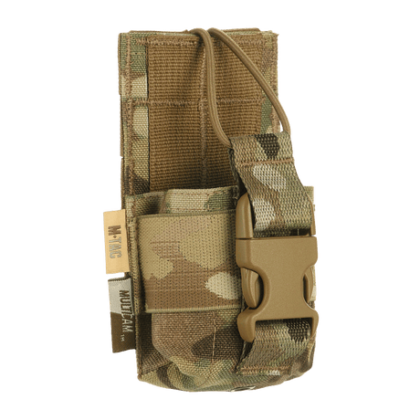 M-Tac Radio Pouch Motorola 4400/4800 i camouflage, kompatibel med MOLLE-systemet, sikrer nem adgang til radioens kontroller.