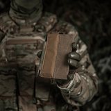 Soldat holder en M-Tac Elastisk Tourniquet Holder Gen. III, fremstillet af slidstærkt Cordura 500D. Ideel til C-A-T tourniquet.