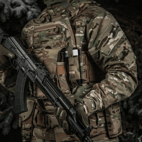 Soldat med M-Tac Elastisk Tourniquet Holder Gen. III og camouflageuniform i aktion