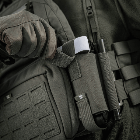 M-Tac Elastisk Tourniquet Holder Gen. III fastgjort til militærudstyr, sikrer C-A-T tourniquet med bred elastik og Texcel-webbing