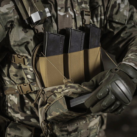 M-Tac Chest Rig Elite med MOLLE Laser Cut panel, som viser taktisk opbevaring og hurtig adgang til magasiner. Perfekt til EDC og taktisk brug.