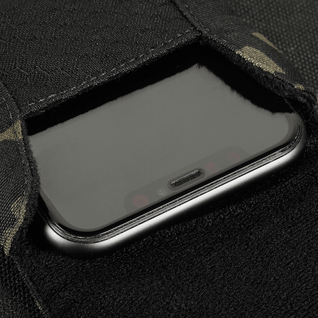 M-Tac Smartphone Taske Elite Medium Hex i sort med smartphone op til 5,8 tommer beskyttet af CORDURA HEX 1000D materiale.