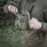 M-Tac PC Utility Taske Elite Hex i sort, monteret på en person med MOLLE-system til hurtig adgang, lavet af holdbar Cordura HEX.