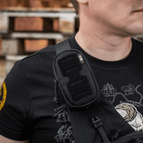 M-Tac PC Utility Taske Elite Hex Gen. II monteret på skulderstrop på skudsikker vest for praktisk opbevaring