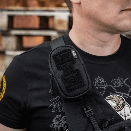 M-Tac PC Utility Taske Elite Hex Gen. II monteret på skulderstrop på skudsikker vest for praktisk opbevaring