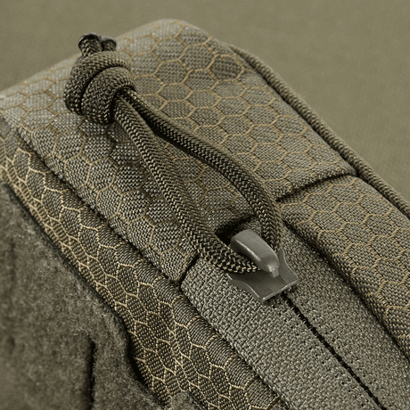 M-Tac PC Utility Taske Elite Hex Gen. II med holdbar Cordura-materiale og praktisk lynlås til hurtig adgang og organisering.