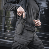 Person iført M-Tac Universal Taktisk Hylster Elite Højre, trækker en pistol fra et justerbart hylster med Laser Cut-teknologi.