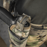 M-Tac Universal Taktisk Hylster Elite Højre monteret på bælte med pistol, lavet af lamineret Cordura 500D, MOLLE-interface