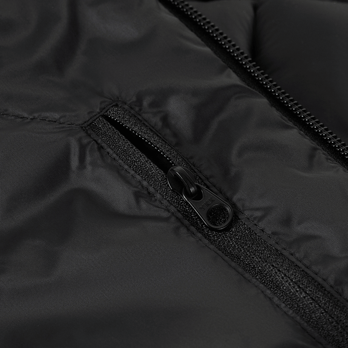 Nærbillede af lynlåsdetalje på M-Tac Space Armor Jakke Gen.II, der demonstrerer holdbart og åndbart design i praktisk funktionalitet.