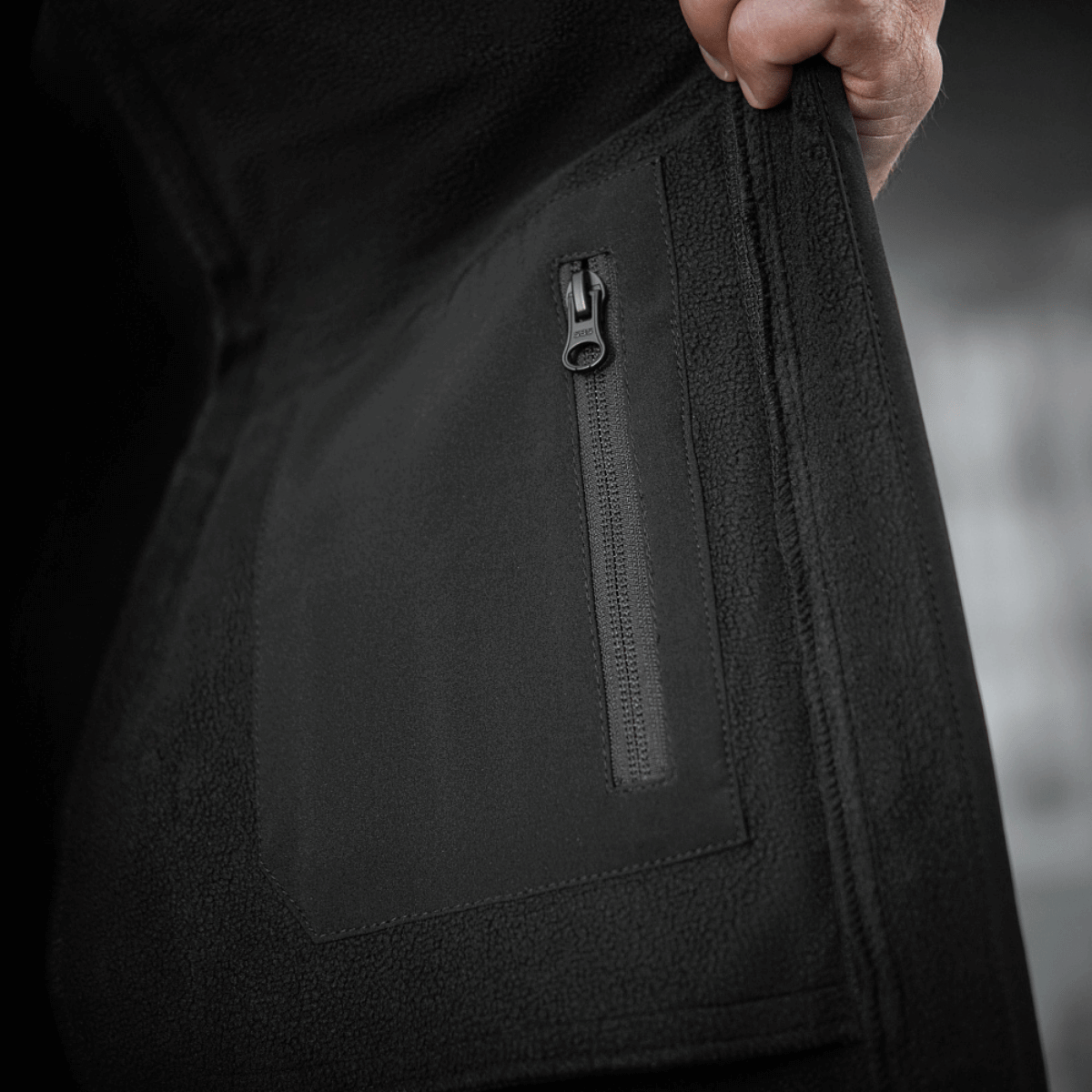 Detaljebillede af M-Tac Soft Shell Jakke med lynlås, højkvalitets materiale og indvendigt fleece-lag.