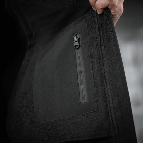 Detaljebillede af M-Tac Soft Shell Jakke med lynlås, højkvalitets materiale og indvendigt fleece-lag.