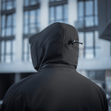 M-Tac Soft Shell Jakke med hætte ses bagfra, ideel til beskyttelse mod dårligt vejr.