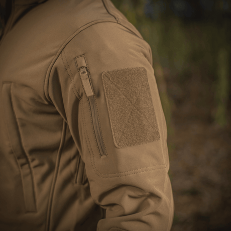 M-Tac Soft Shell Jakke med indre polyuretan-membran og fleece-lag, beskyttelse mod dårligt vejr, letvægts design, fugtafvisende.