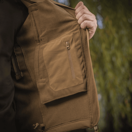 Indersiden af M-Tac Soft Shell Jakke viser fleece-lag med lomme, ideel til vejrbeskyttelse og isolering.