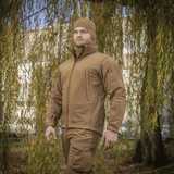 Mand iført M-Tac Soft Shell Jakke i naturmiljø