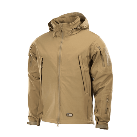 M-Tac Soft Shell Jakke i sandfarve med polyuretan-membran, beskyttelse mod vejr og tyndt fleece-lag indvendigt.