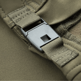Nærbillede af spænde på M-Tac Soft Shell Police Jakke, viser den robuste konstruktion og detaljeret stofarbejde.
